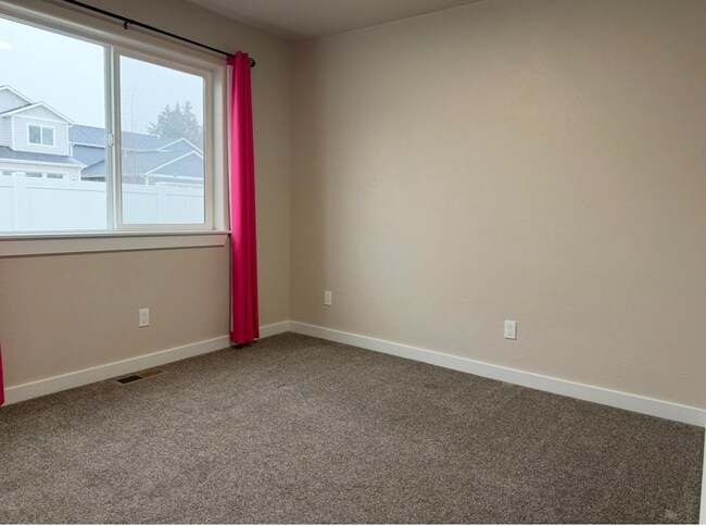 Building Photo - Beautiful Kalispell Home