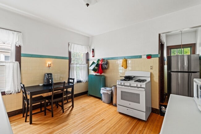 Building Photo - Murray Lower Flat