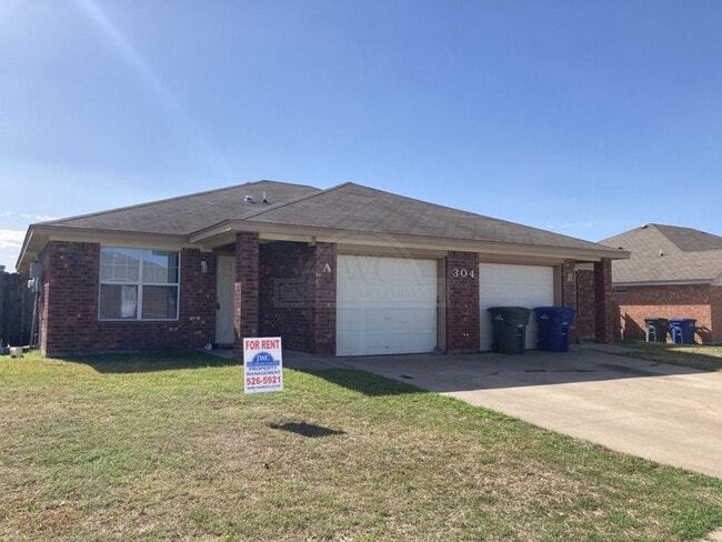 Building Photo - 304 Primrose