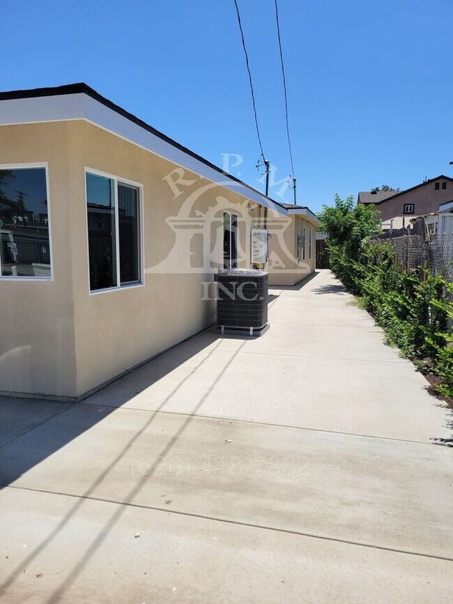 Building Photo - Modern 3 Bedroom Front House