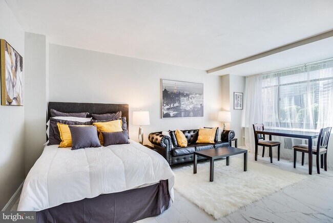 Building Photo - 1021 Arlington Blvd