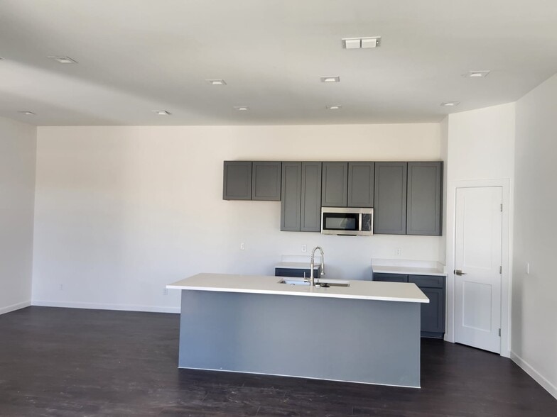 Building Photo - 2716 Kerria Ave