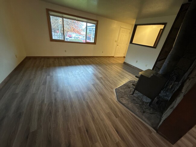 Building Photo - NE 3 Bdrm, 2 Bath House, All Appliances, W...