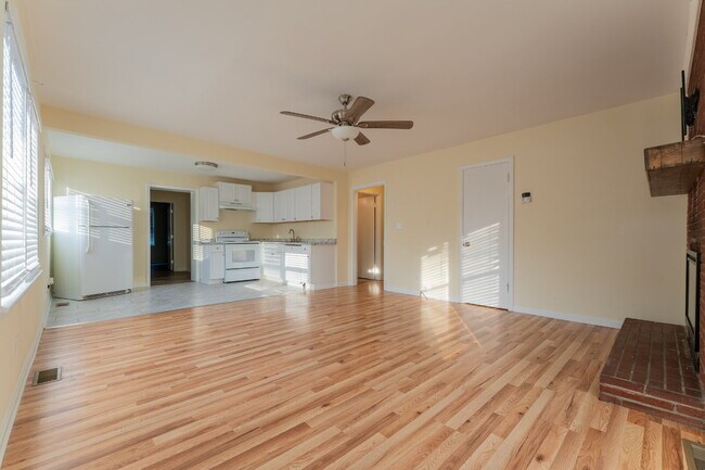 Building Photo - Donelson 3 Bedroom 2 Bath Apartment in Duplex