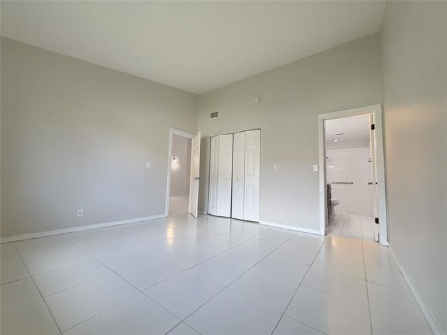Building Photo - 3551-3559 Riverside Dr