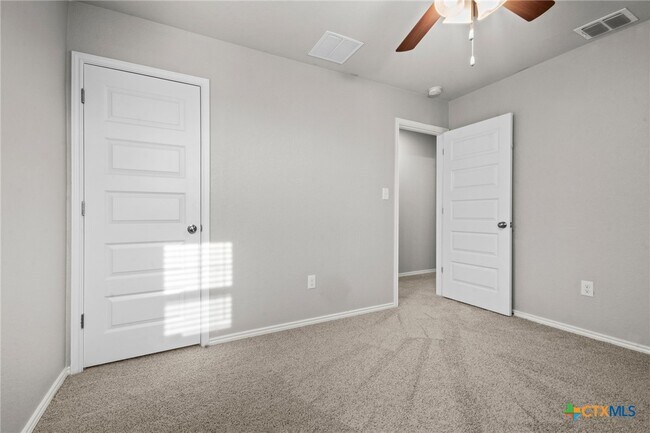 Building Photo - 271 Kinsley Wy