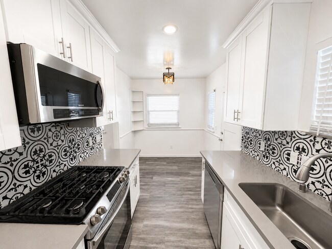 Building Photo - Completely Remodeled Spanish Style Midtown Apartment! Air Conditioning!