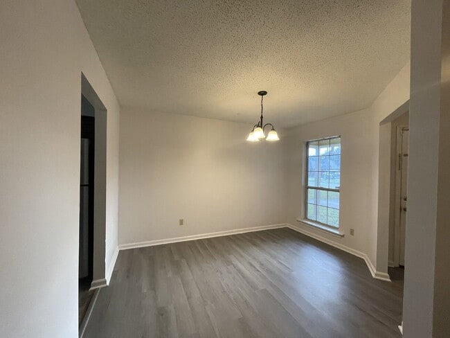 Building Photo - Home For Rent