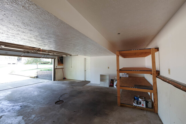 Building Photo - Renovated Singe Family Bi-Level near South...