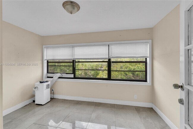 Building Photo - 4760 Lucerne Lakes Blvd W