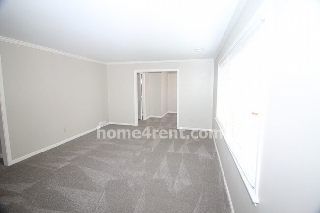 Building Photo - 2224 W 79th St