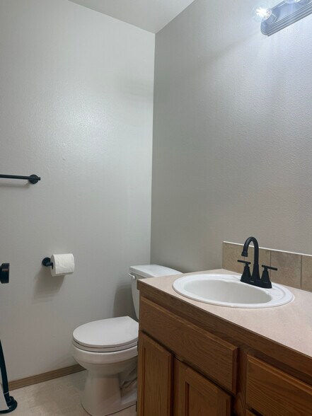 Building Photo - 7104 SE Kansas St