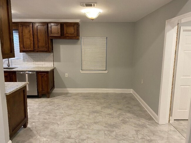 Building Photo - 10451 N Essex Dr