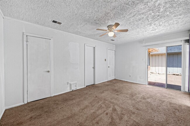 Building Photo - 4632 Greenwood Dr
