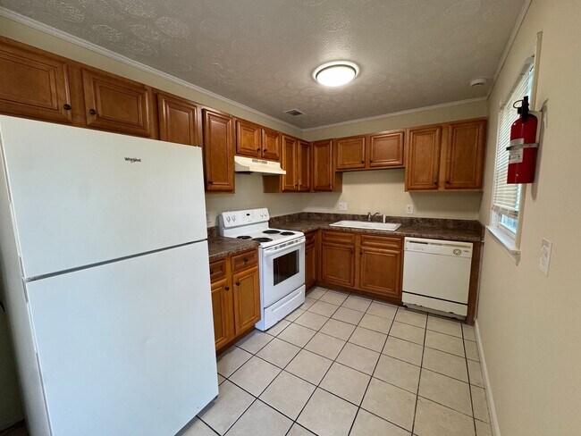 Building Photo - 3 Bedroom 2 Bath (w/ Bonus Room) & Spacious Living Area