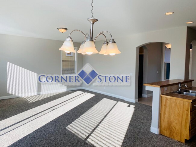 Building Photo - Wonderful Home In Middleton with 3 Car Garage!