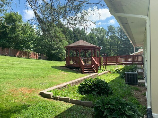 Building Photo - 924 McBryde Ln