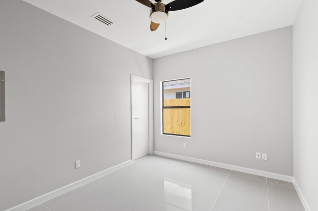 Building Photo - 2014 Summerland Ln