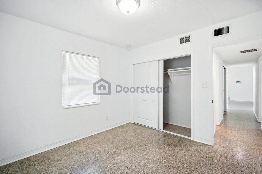 Building Photo - 4291 Porpoise Dr SE