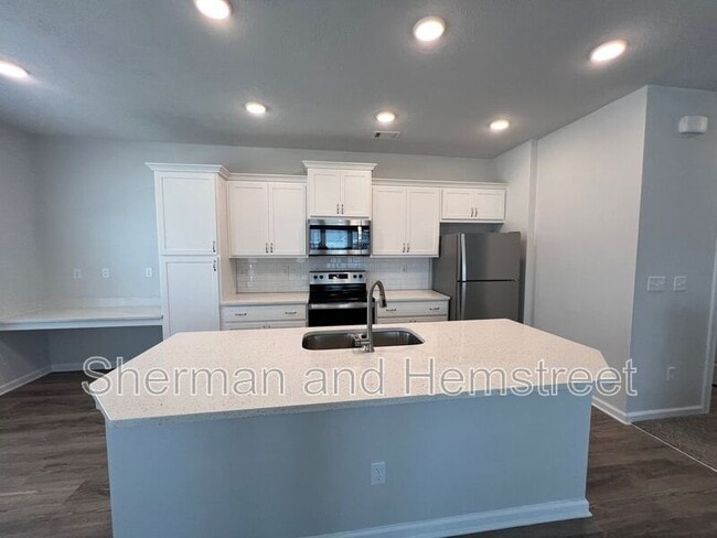 Building Photo - 2026 Lotus Dr