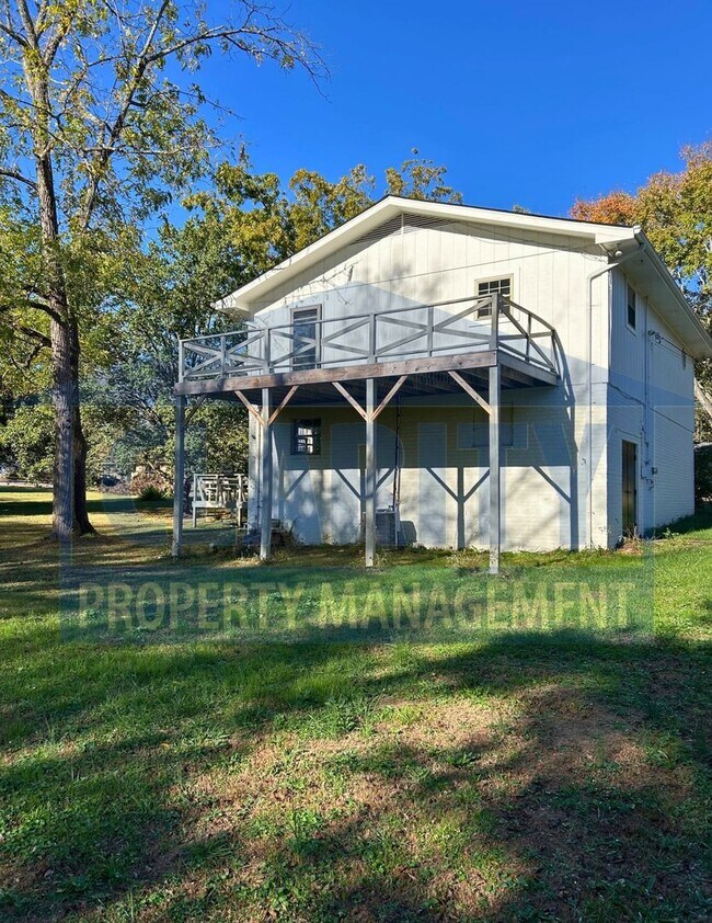 Building Photo - Charming two story home with garage and large yard!