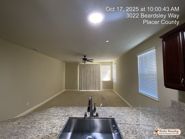 Building Photo - Pristinely Maintained Roseville Home with ...