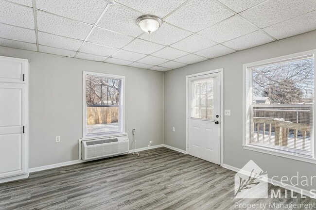 Building Photo - Wheelchair accessible LARGE 1 bedroom on the North side!