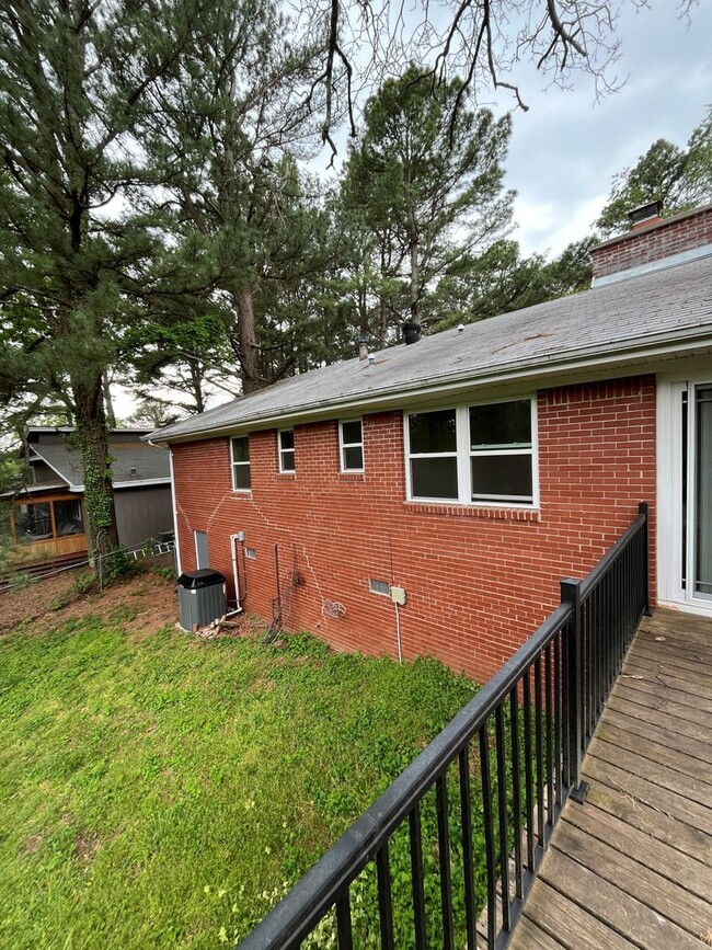 Building Photo - 3 bedroom 2 bath home, all appliances, fen...