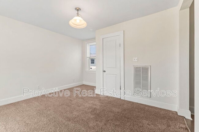 Building Photo - 1018 Wolcott Ave