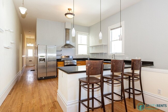 Building Photo - Noe Valley: House-like Apartment w/ 2 Bonus Rooms, Open Floor Plan & W/D in-unit