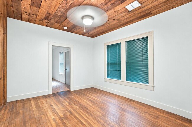 Building Photo - 1406 E 11th St