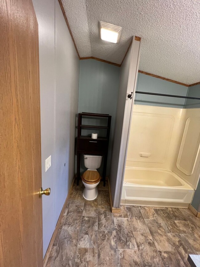 Building Photo - 3 Bedroom 2 Bath Updated Mobile Home with ...