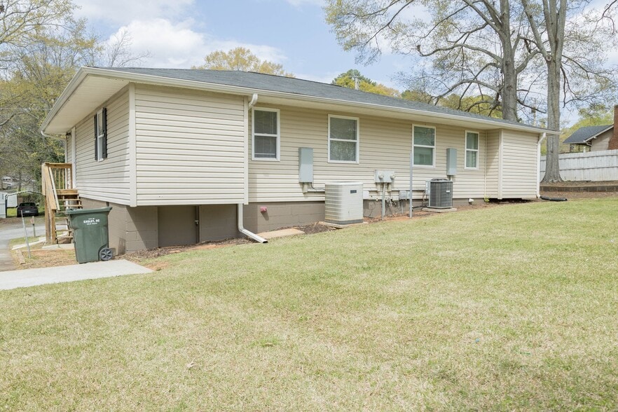 Building Photo - 613 W 4th Ave