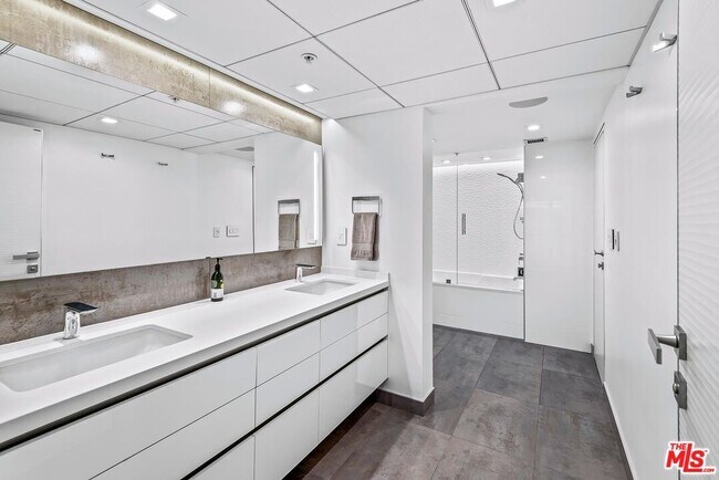 Building Photo - 13700 Marina Pointe Dr
