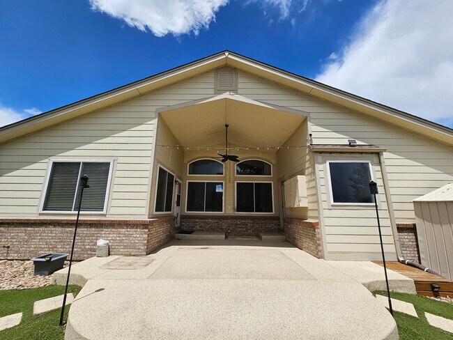 Building Photo - Castle Pines Fabulous 5 Bedroom Oasis Avai...