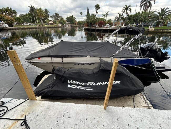 Building Photo - 2702 Scott St