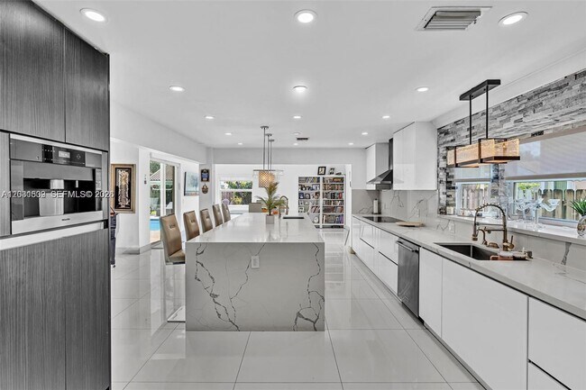 Building Photo - 3877 Bimini Ave