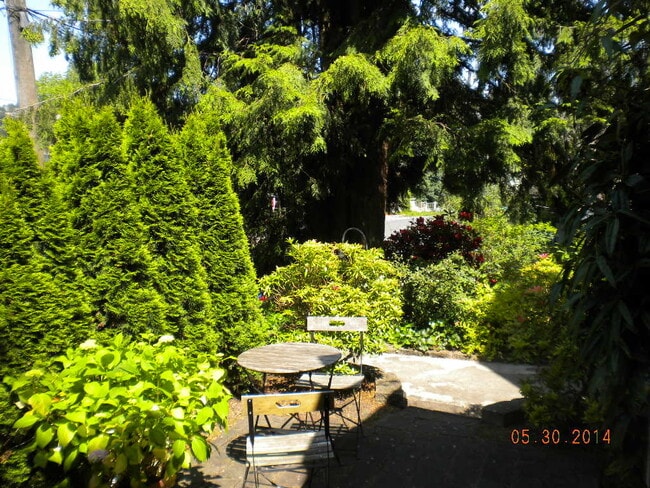 Building Photo - Madrona Charmer!