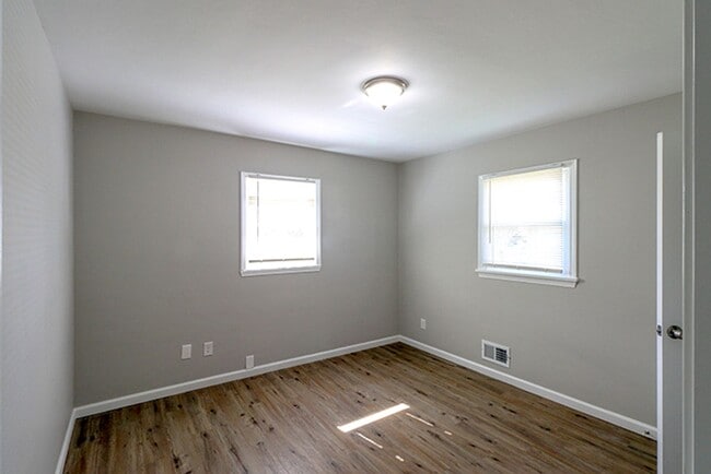 Building Photo - 3 Bedroom; 1 Bath; Ranch Home