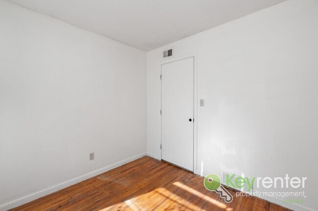 Building Photo - FIRST MONTH FREE! Cute 3 bedroom house near shopping, restaurants, and easy highway access!