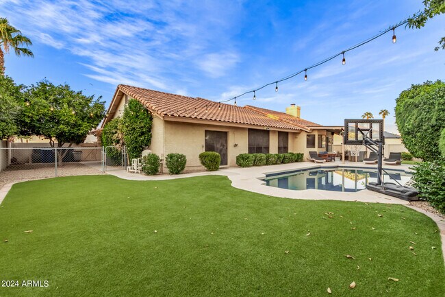 Building Photo - 2555 N Tamarisk St