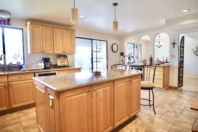 Building Photo - 4 Bedroom Furnished in Catalina Foothills with Pool