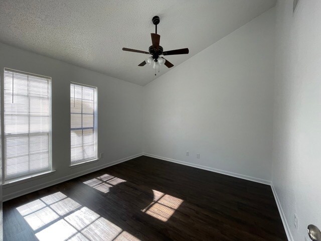 Building Photo - 2310 Capitan Dr