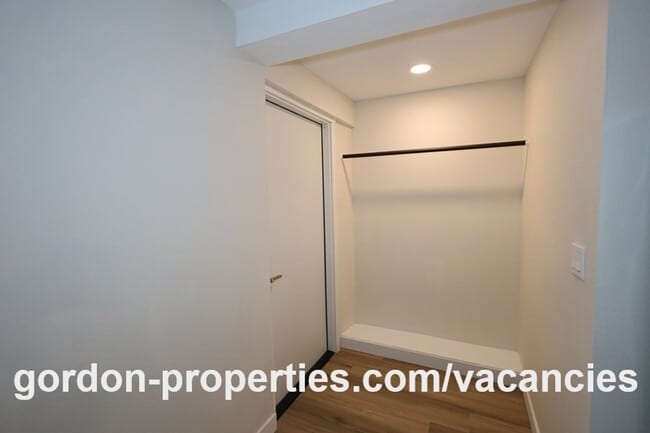 Building Photo - Saint Helens OR - newly renovated 1 bedroom apartment