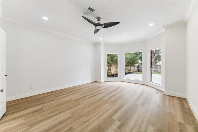 Building Photo - 14710 James River Ln