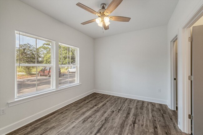 Building Photo - 5/5.5 Townhomes, Built 2024, Walk to stadi...