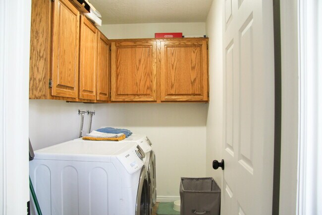 Building Photo - "Spacious 4-Bed, 3-Bath Townhouse Retreat ...