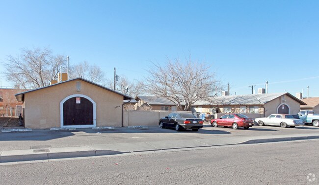 Building Photo - 3305-3309 Wellesley Dr NE