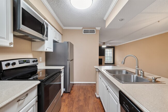 Building Photo - 10615 Briar Forest Dr