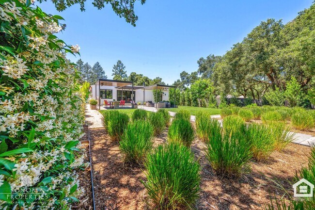 Building Photo - 3 Bedroom Exquisitely Furnished Home